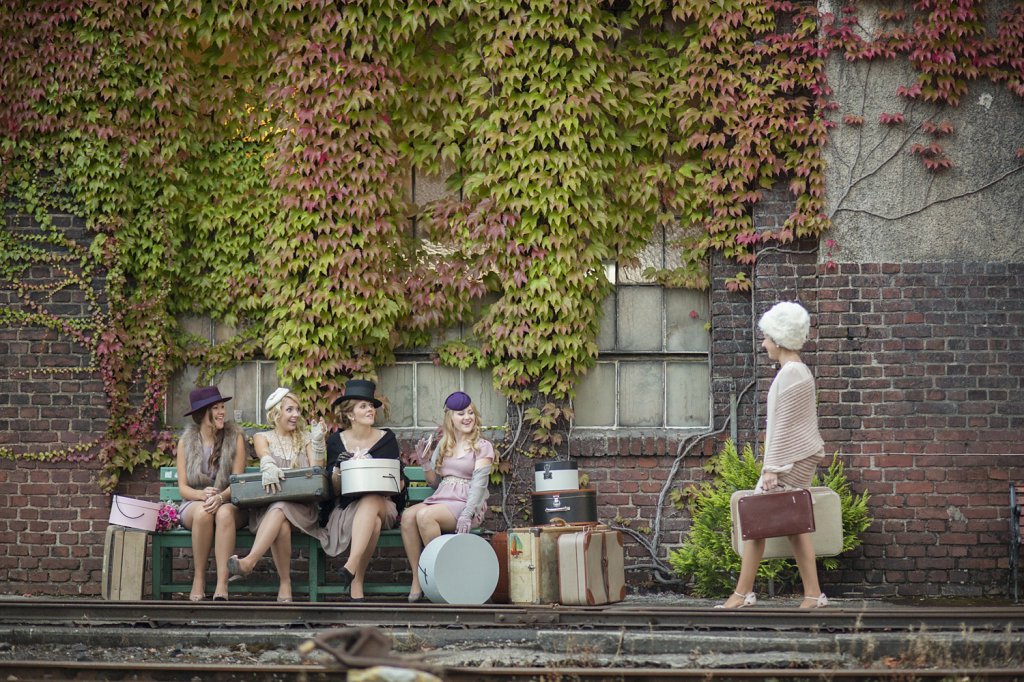 Photo Vintage Bridal Shower, meeting at the train station