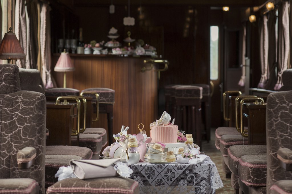 Photo bridal shower in vintage train, table setting with cake