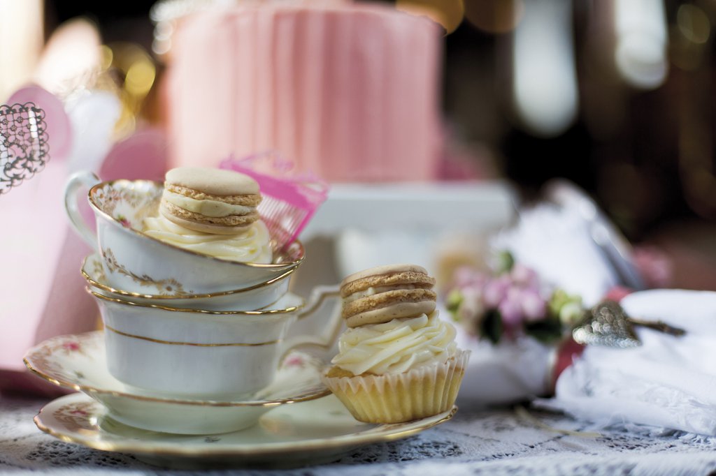 Photo gestapelte Vintage Tassen mit Macarons auf Cup-Cake