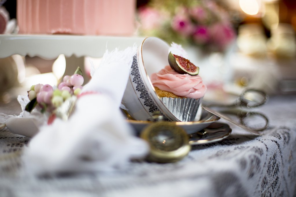 Photo Vintage Cupcake mit Feige auf Spitzendecke