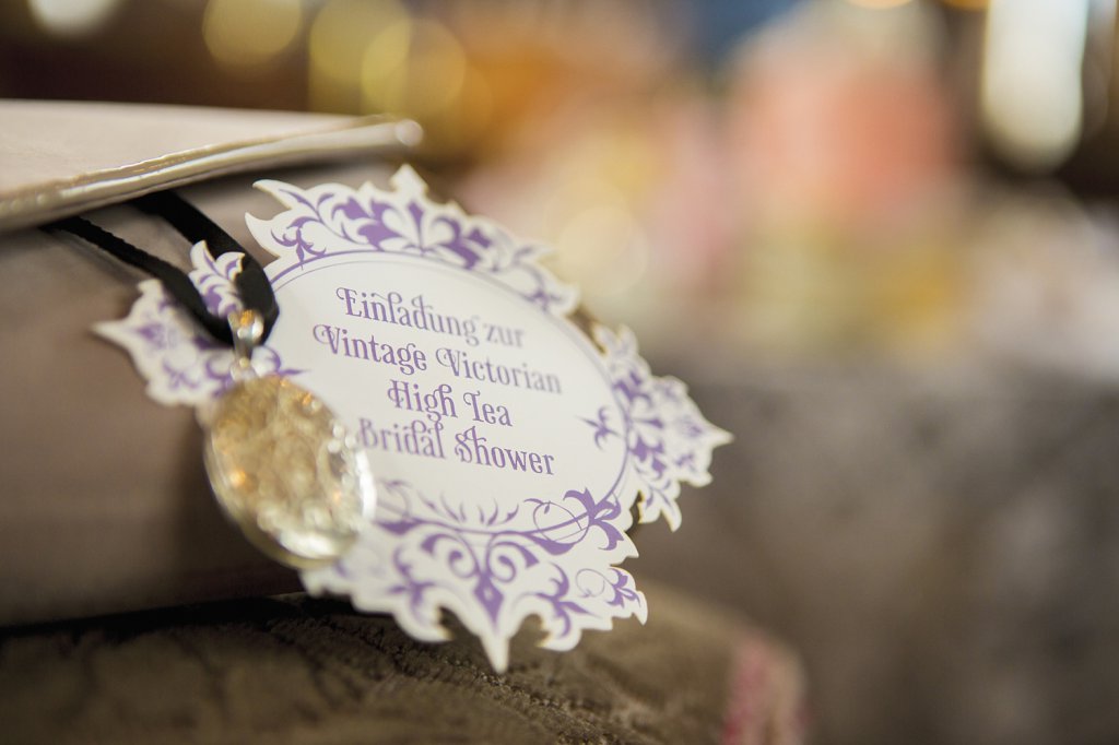 Photo Einladung zur Vintage Victorian High Tea Bridal Shower im Broschendesign, silbernes Amulett