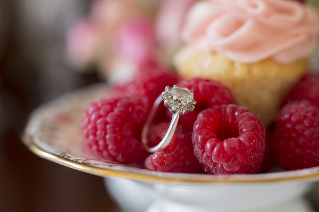 Photo Engagement ring with raspberries