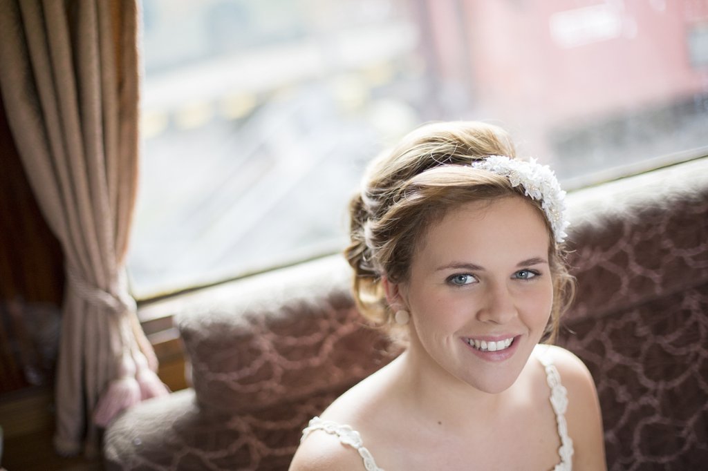 Photo bridesmaid smiling into the camera