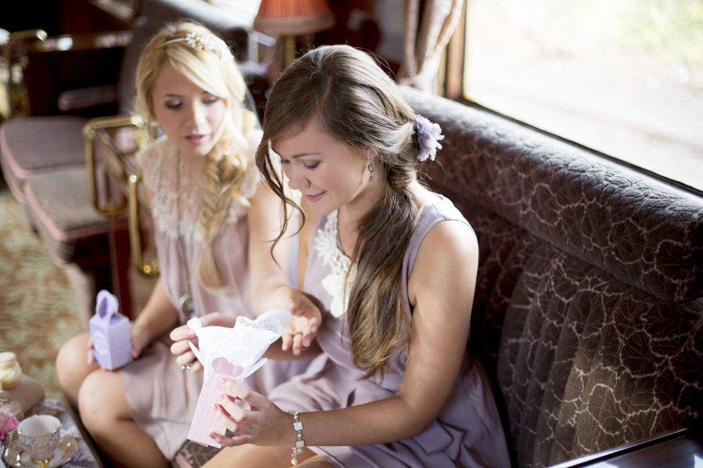 Photo partyguests unwrapping gifts