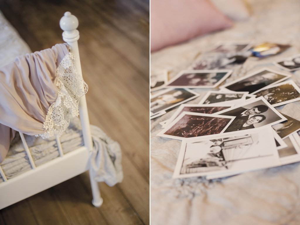 Photo Vintage photographs scattered on bed