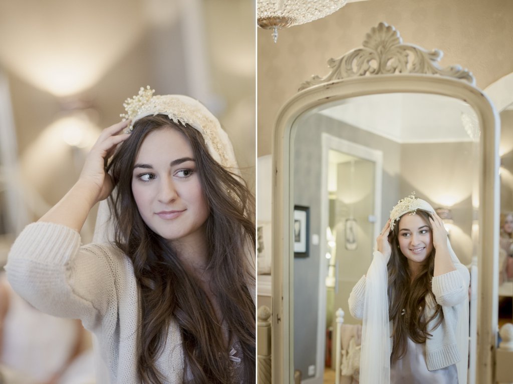 Photo bride posing in fron of the mirror with vintage veil