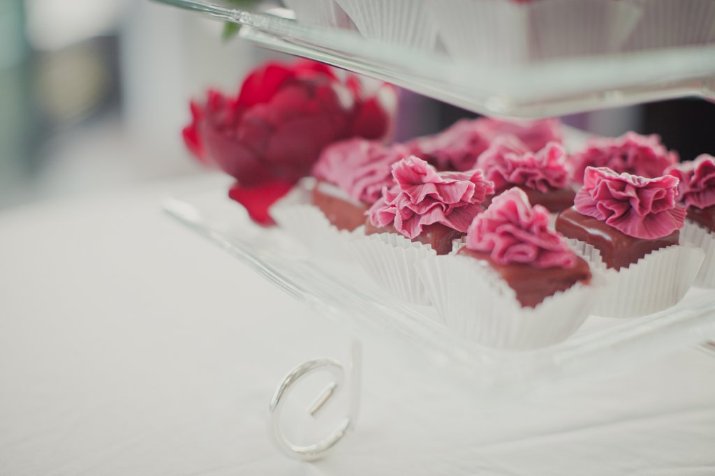 Photo Silberne Etagere mit petit-fours Rüschen, bordeaux