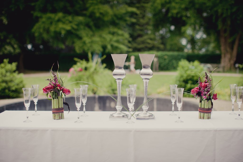 Photo Empfangstisch in der Hochzeitslocation mit bordeaux Floristik.