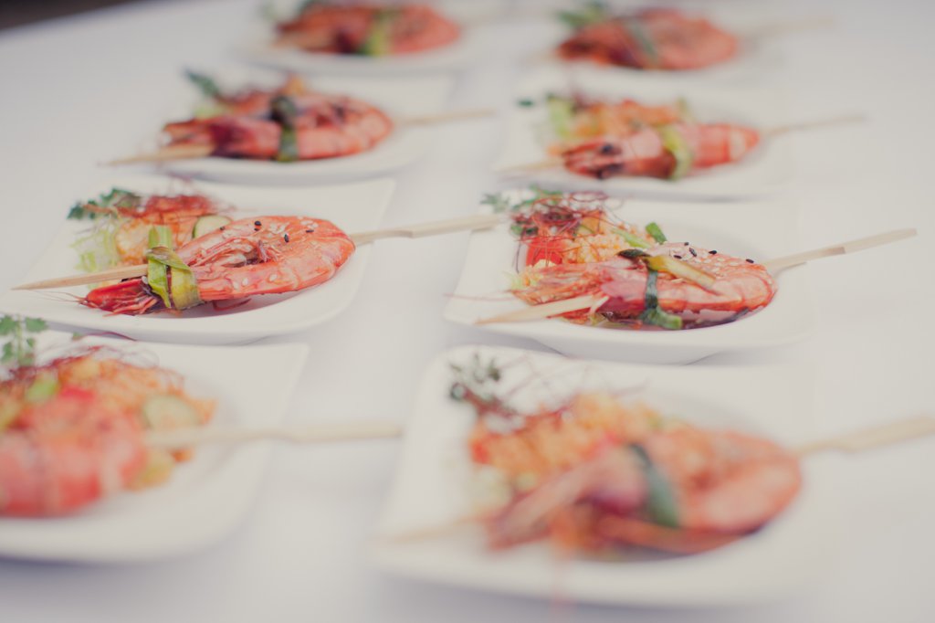 Photo Hochzeitsempfang, Hors d'oeuvres mit Garnelenspiessen.