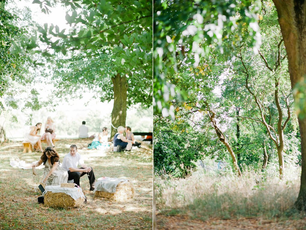 Photo Hochzeitspicknick im Park auf Heuballen