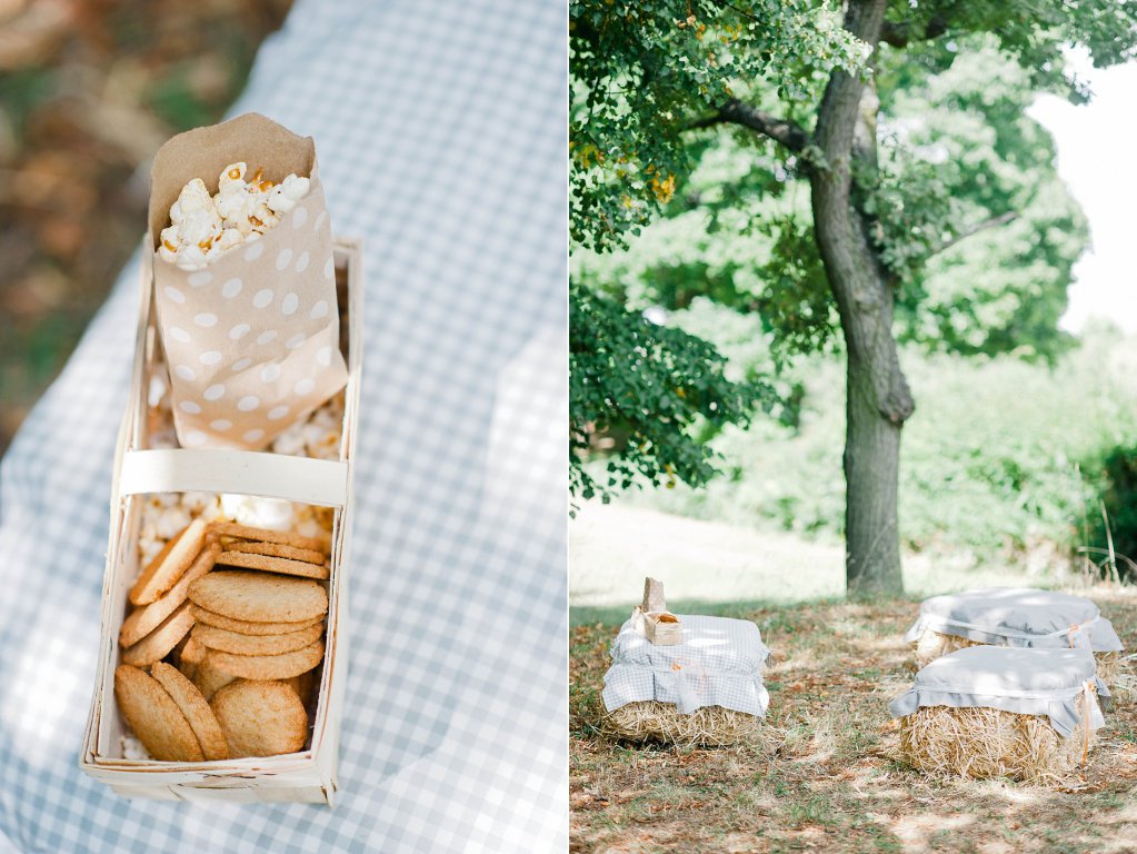 Photo Picknickkorb mit Plätzchen und Popcorn auf Heuballen.