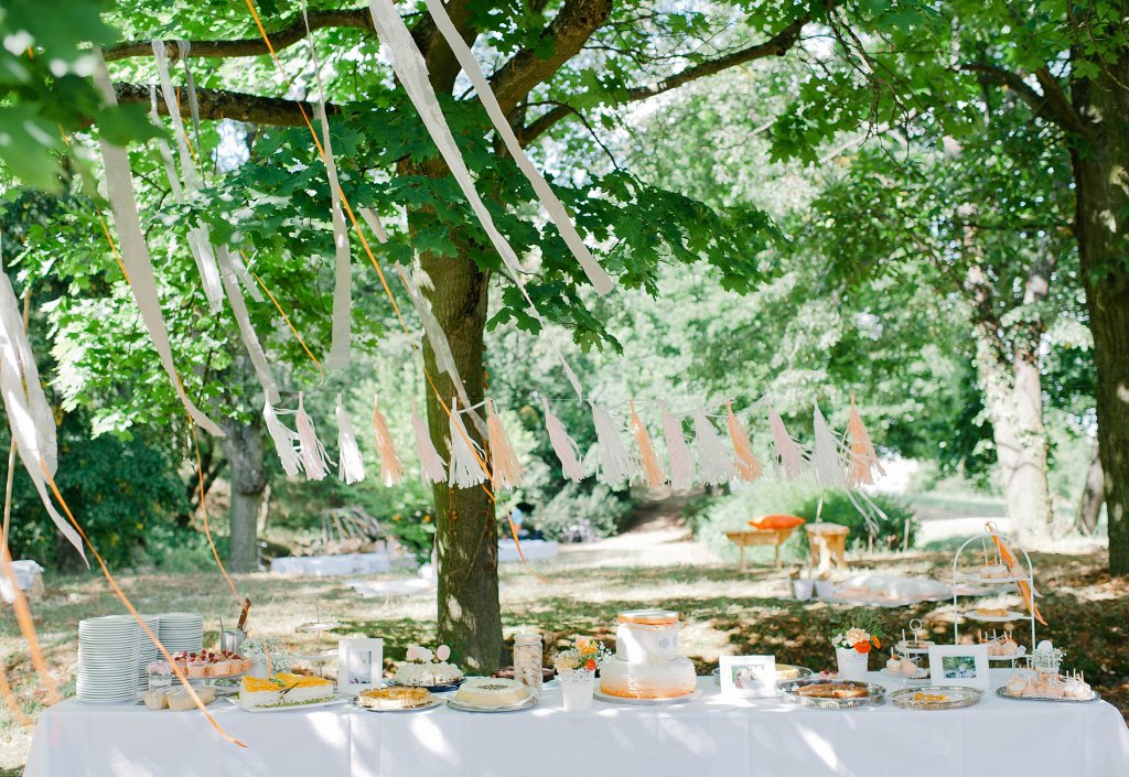 Photo Kuchenbuffet mit Hochzeitstorte