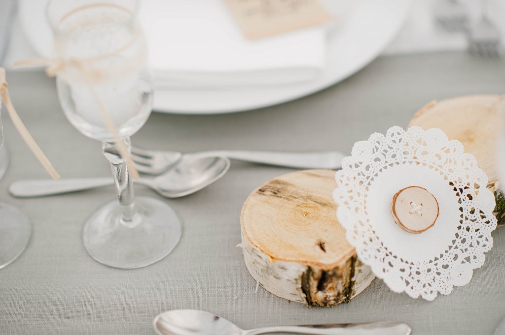 Photo Tischdekor auf Vintage-Hochzeit mit Birkenholzscheiben.